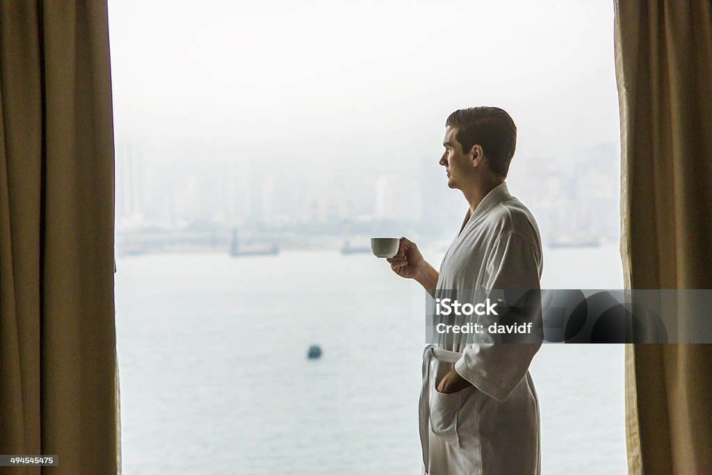Окно кофе человек - Стоковые фото Банный халат роялти-фри