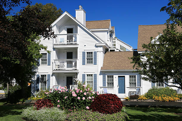 hotel resort em new england, ogunquit, maine, eua. - house colonial style residential structure new england - fotografias e filmes do acervo