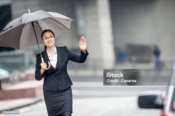 Foto de Mulher De Negócios Asiáticos Chamar Um Táxi e mais fotos de stock de Hong Kong - Hong Kong, 30 Anos, Acenar