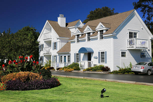 hôtel et centre de villégiature de nouvelle-angleterre, ogunquit, maine, états-unis. - house residential structure maine colonial style photos et images de collection