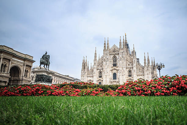 piazza del duomo of milan, itália. - catedral de milão - fotografias e filmes do acervo