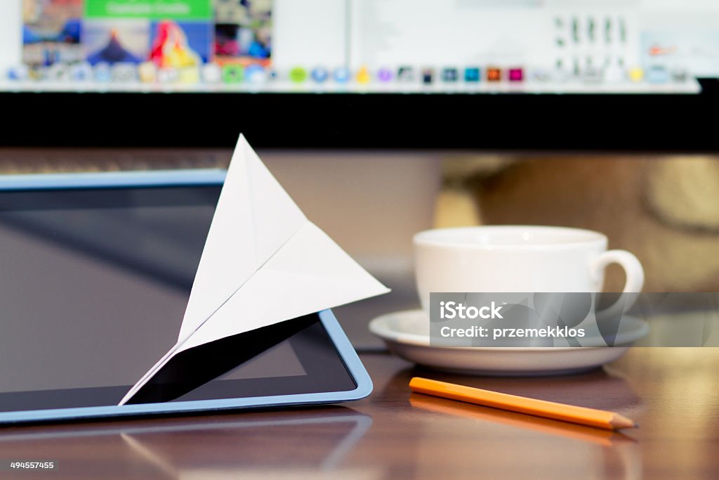 Papier Flugzeug auf tablet-PC im Büro - Lizenzfrei Arbeiten Stock-Foto
