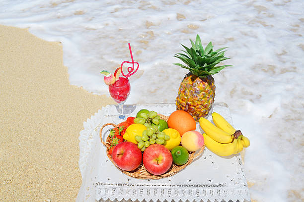 frutta fresca con bicchiere di succo di frutta - beach table peach fruit foto e immagini stock