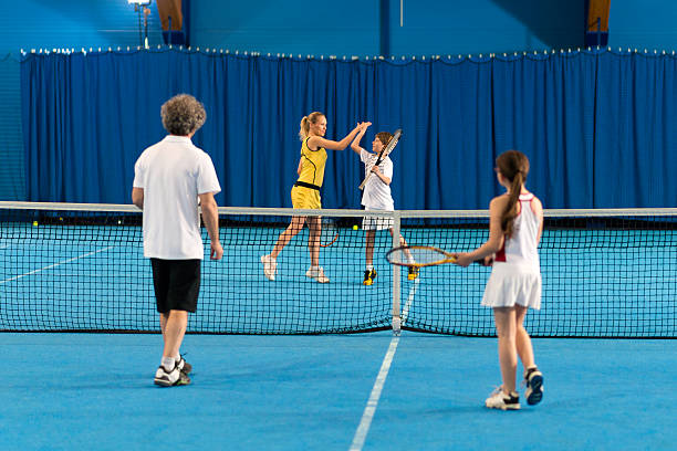 piątkę po meczu - indoor tennis zdjęcia i obrazy z banku zdjęć