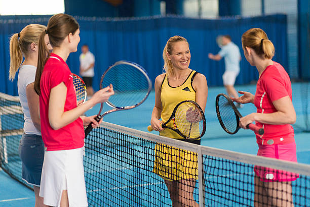 雌屋内テニスプレーヤー - tennis indoors women court ストックフォトと画像