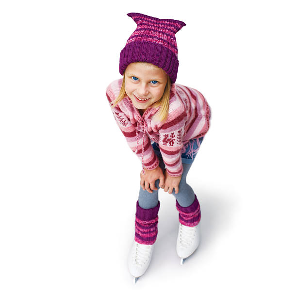 маленькая девочка, катание на коньках на ледовый каток. изолирован на белом фоне - playground snow winter little girls стоковые фото и изображения