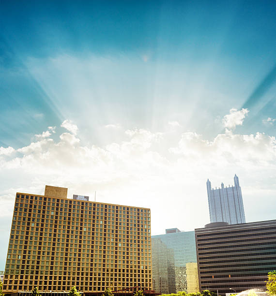 dans le centre-ville de pittsburgh - steel photography vertical pittsburgh pennsylvania photos et images de collection