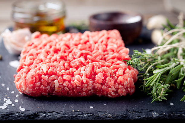 挽き肉にスレートストーンブラックボードです。 - veal cutlet food german culture ストックフォトと画像