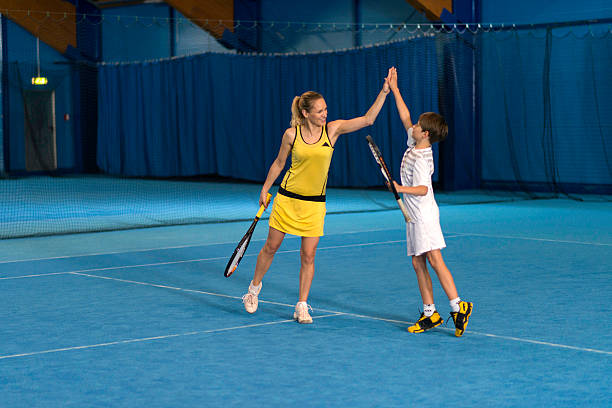 joueurs de tennis donnant une haute cinq - indoor tennis photos et images de collection