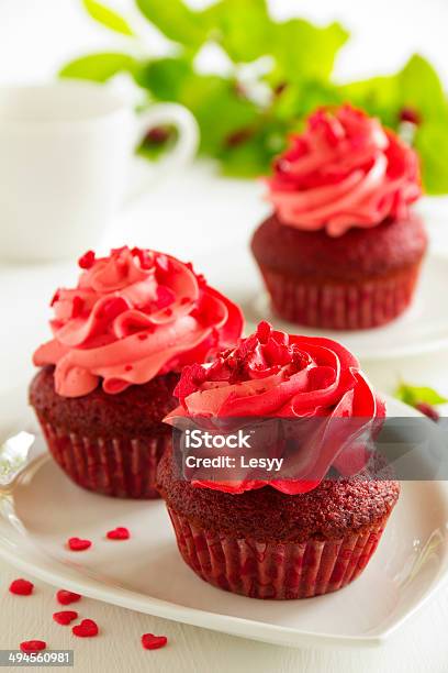 Cupcakes De Terciopelo Rojo Con Queso Cremoso Hielo Foto de stock y más banco de imágenes de Al horno