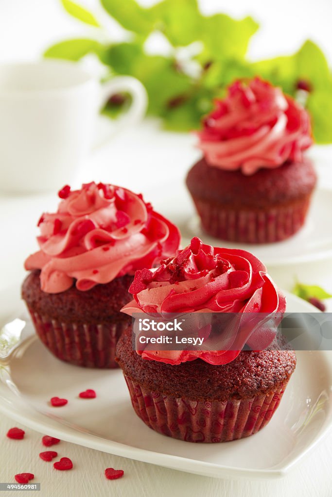 red velvet cupcakes avec glaçage au fromage à la crème - Photo de Aliment libre de droits