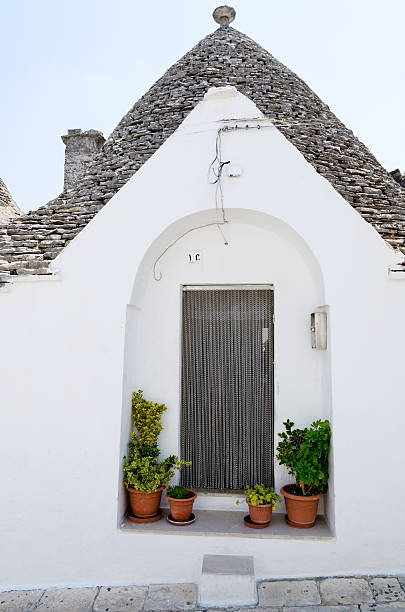 un día en alberobello4 - clear sky vacations vertical saturated color fotografías e imágenes de stock