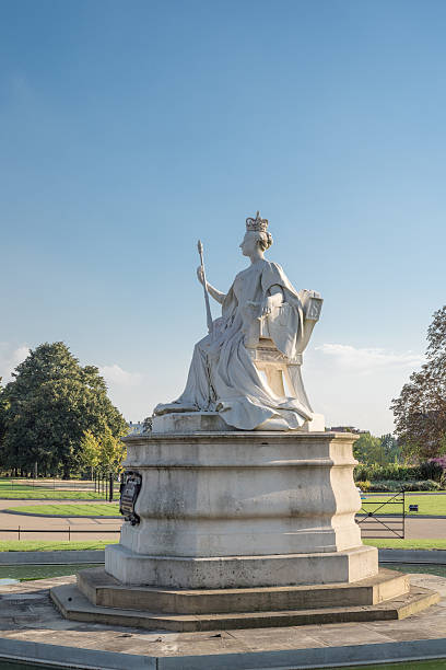 estátua da rainha victoria em kensington jardins, londres (reino unido - statue architecture sculpture formal garden imagens e fotografias de stock