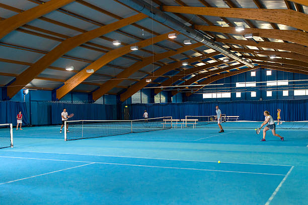 double mixte match - indoor tennis photos et images de collection