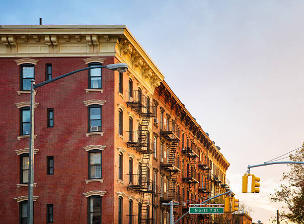 brooklyn brownstone apartamento panorama del atardecer de edificios - piedra caliza de color rojizo fotografías e imágenes de stock