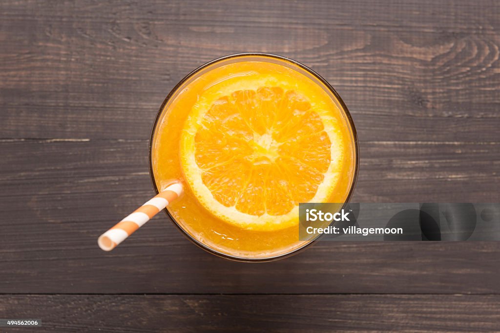 Frischen Orangen Saft im Glas mit hölzernem Hintergrund - Lizenzfrei Orangensaft Stock-Foto