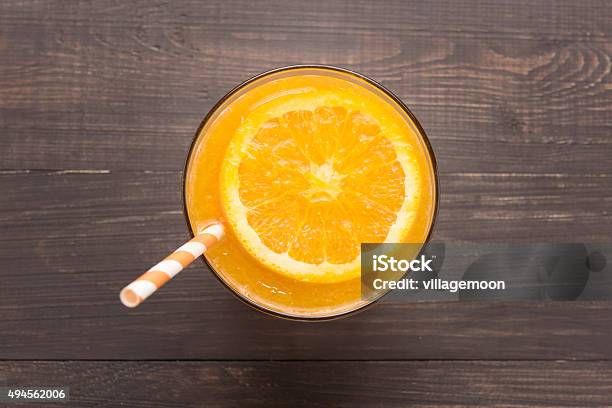 Frischen Orangen Saft Im Glas Mit Hölzernem Hintergrund Stockfoto und mehr Bilder von Orangensaft