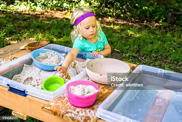 Mädchen In Einem Waldorf Kinder Stockfoto und mehr Bilder von Sandkasten - Sandkasten, Fotografie, Bildung