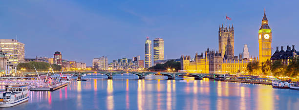 westminster bridge panorama w londynie - victoria tower obrazy zdjęcia i obrazy z banku zdjęć