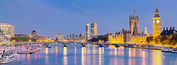 вестминстерский мост панорама в лондоне - victoria tower стоковые фото и изображения