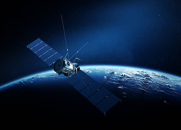 kommunikation satelliten umkreisen die erde - satellitenschüssel stock-fotos und bilder