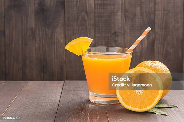 Photo libre de droit de Jus Dorange Frais Et Oranges Sur Table En Bois banque d'images et plus d'images libres de droit de Table - Table, Jus d'orange, Jus