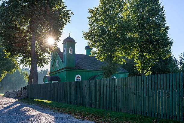 mesquita tatar de madeira em kruszyniany, polônia - tatar - fotografias e filmes do acervo