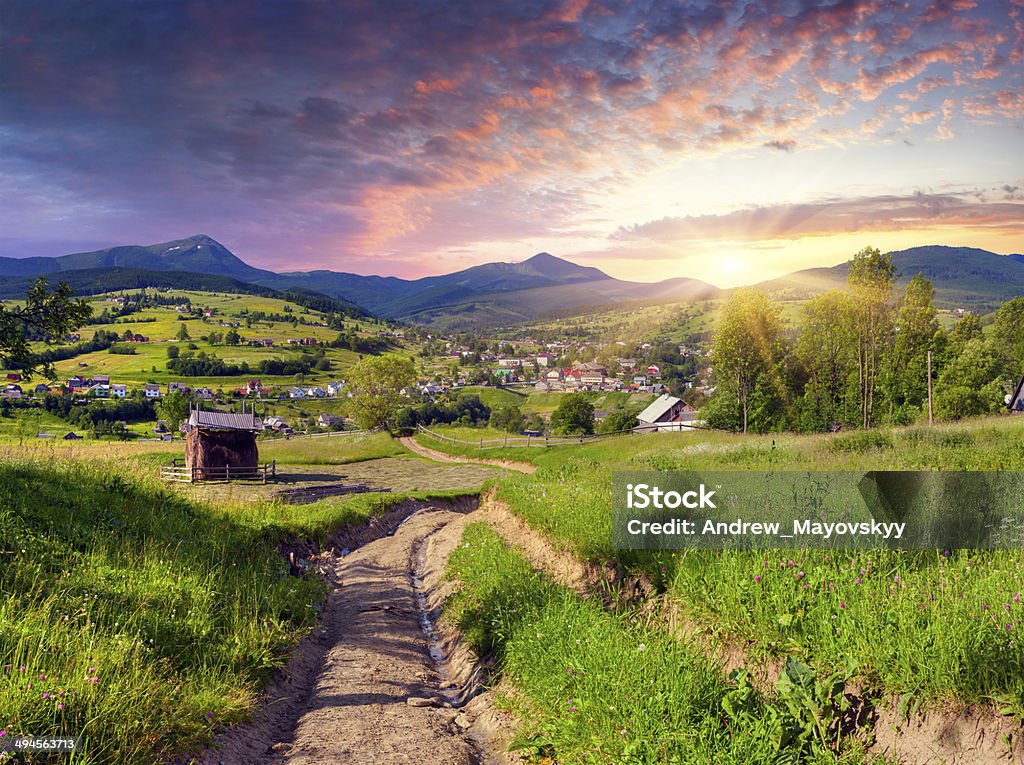 Schönen Sommer Sonnenuntergang im mountain village - Lizenzfrei Agrarbetrieb Stock-Foto