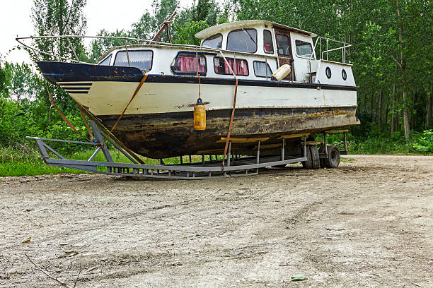 старый быстро luxury лодке готов для транспортировки. - vehicle trailer nautical vessel towing yacht стоковые фото и изображения