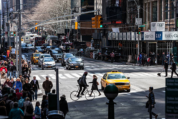 scena di strada con traffico, pedoni a manhattan, new york - new york city manhattan built structure urban scene foto e immagini stock