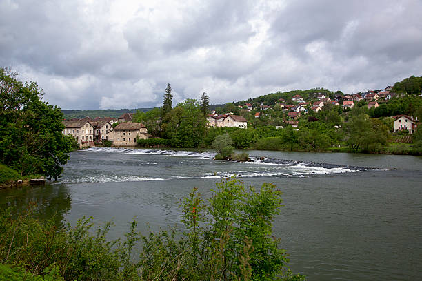французский реки ду город бом les dames с - doubs river стоковые фото и изображения