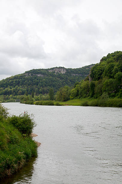 типичными пейзажами реки ду французский - doubs river стоковые фото и изображения