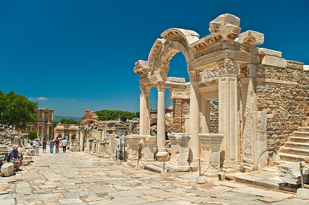 antigas ruínas e templo com turistas andando por aí - ephesus - fotografias e filmes do acervo