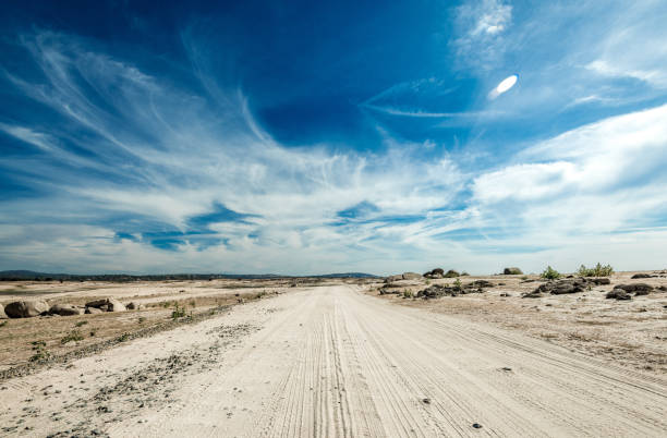 schmutz trail am folsom lake - dramatischer himmel stock-fotos und bilder