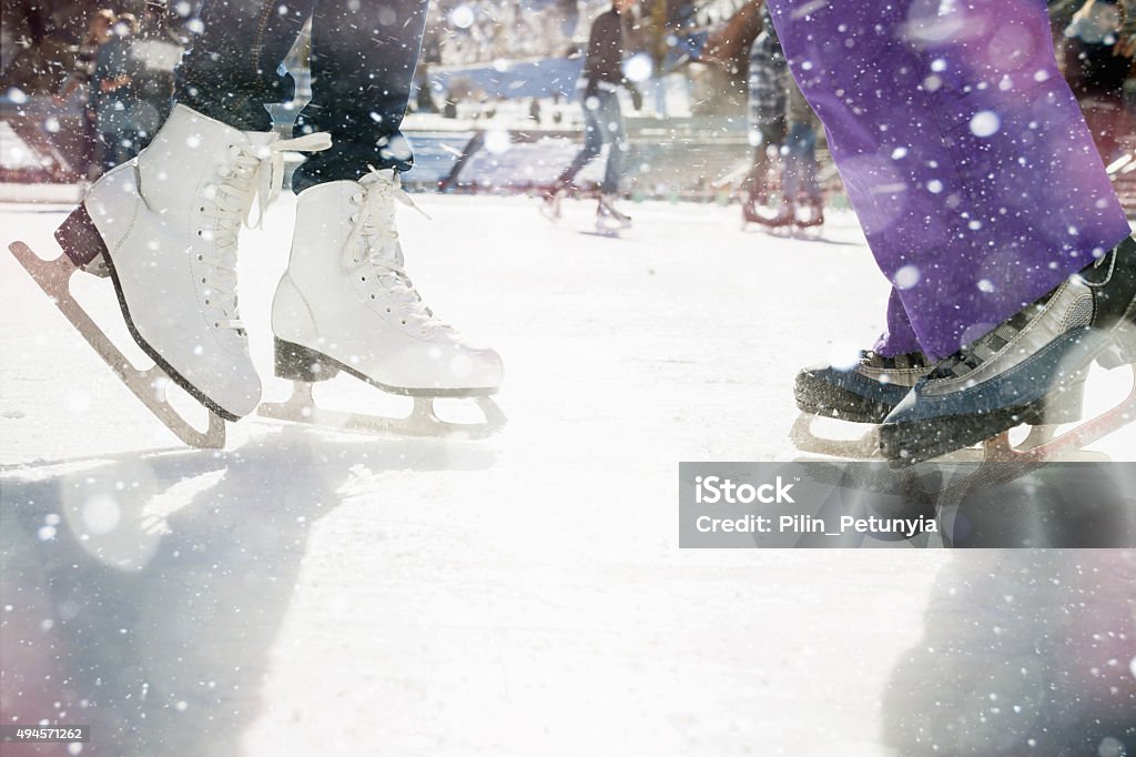 Scarpe Primo piano di pattinaggio sul ghiaccio all'aperto, pista di pattinaggio sul ghiaccio - Foto stock royalty-free di Pista di pattinaggio su ghiaccio