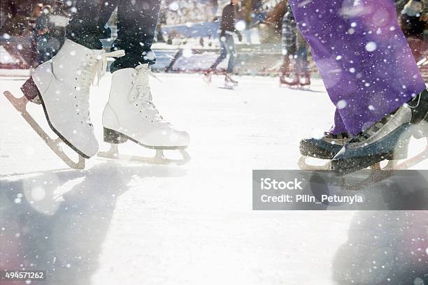 Scarpe Primo Piano Di Pattinaggio Sul Ghiaccio Allaperto Pista Di Pattinaggio Sul Ghiaccio - Fotografie stock e altre immagini di Pista di pattinaggio su ghiaccio