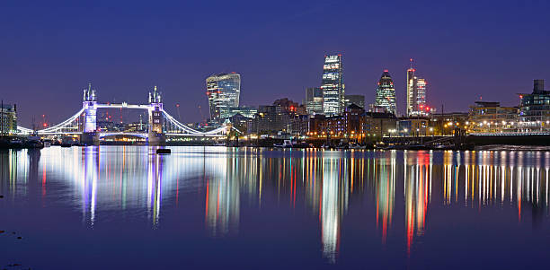 panorama de londres de nuit et vue sur le fleuve. - thames river london england blue city photos et images de collection