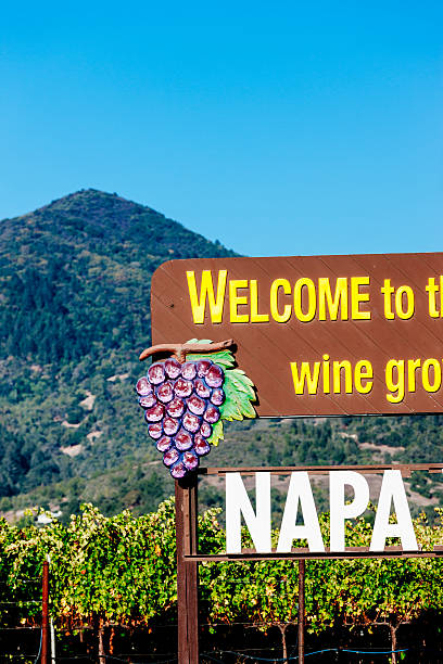 napa valley wine знак - napa valley vineyard sign welcome sign стоковые фото и изображения