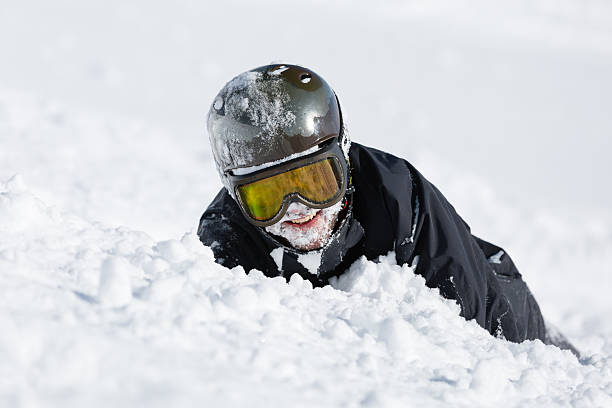 estropeado esquiador - skiing snow skiing helmet fun fotografías e imágenes de stock