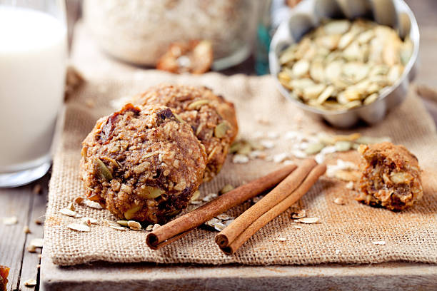 hafer und erdnussbutter-cookies mit kürbiskerne, zimt, milch. - cereal bar stock-fotos und bilder