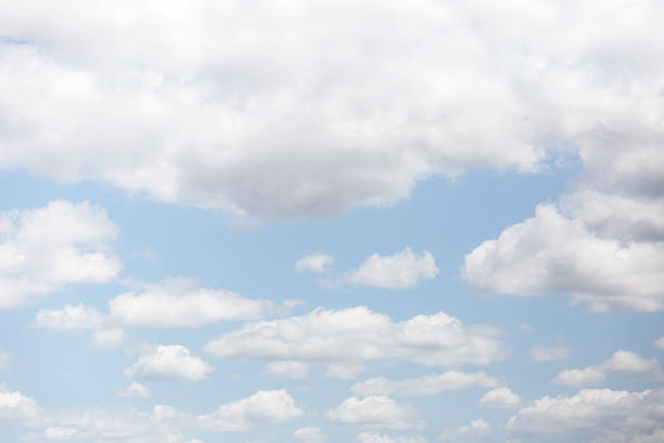 lindo céu azul com nuvens brancas macias fundo, espaço para texto - cirrus cloud white fluffy - fotografias e filmes do acervo