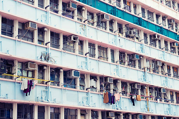 denso edificios en la ciudad de hong kong de china - too small architecture in a row apartment fotografías e imágenes de stock