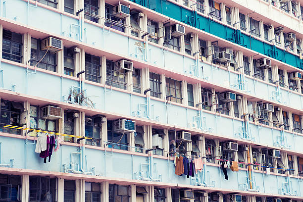 bâtiments urbaine dense à hong kong, en chine - too small architecture in a row apartment photos et images de collection