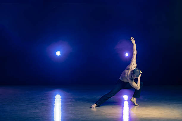 moderno dança - theatrical performance ballet stage theater dancing imagens e fotografias de stock