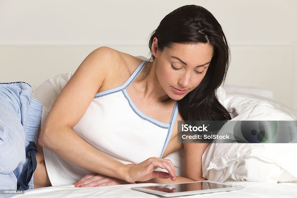 Jovem mulher deitada na cama - Royalty-free 20-29 Anos Foto de stock