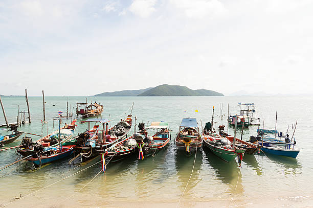 рыболовных судов, трусики-танга tanole пляж, остров самуи, таиланд - thailand surat thani province ko samui coconut palm tree стоковые фото и изображения