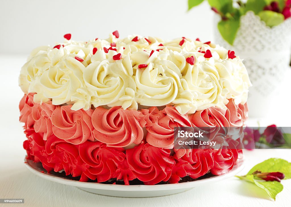 Torta fatta in casa "Red Velvet" decorata con panna. - Foto stock royalty-free di Aroma di red velvet