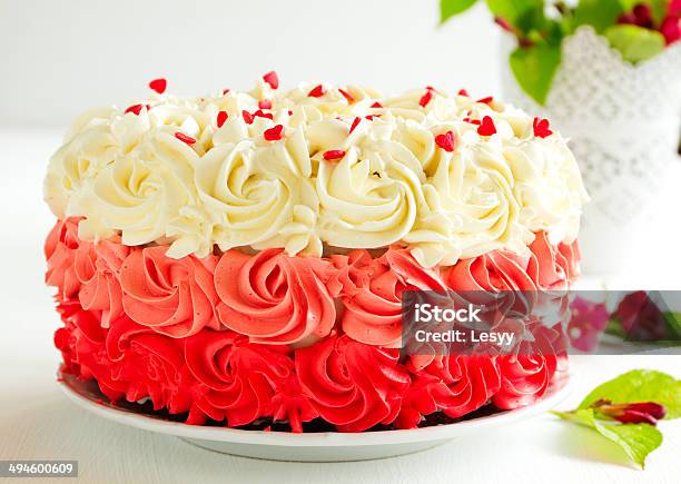 Torta Fatta In Casa Red Velvet Decorata Con Panna - Fotografie stock e altre immagini di Aroma di red velvet