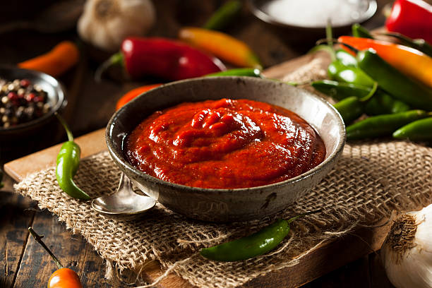 le rouge épicé sauce sriracha - thai culture spice thai cuisine ingredient photos et images de collection
