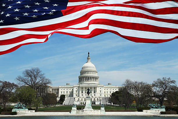капитолий здание сша. конгресс - washington dc capitol building american flag sky стоковые фото и изображения